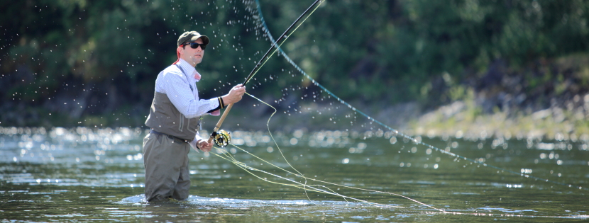 Fliegenfischer beim Werfen im Fluss